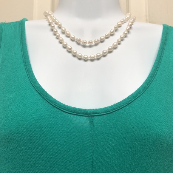 maternity blouse with a cool black lining that hangs in the back.sizeL - Picture 4 of 7